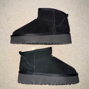 Black Ugg boots in box size 8 women’s, only tried on with socks in home.